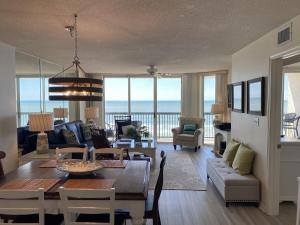 een eetkamer en een woonkamer met uitzicht op de oceaan bij Ashworth 502 condo in Myrtle Beach