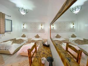 Postel nebo postele na pokoji v ubytování Hotel Riad Amlal