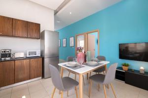 cocina con mesa y sillas en una habitación en Rhodes Sea Ialysos Apartment, en Ialisos