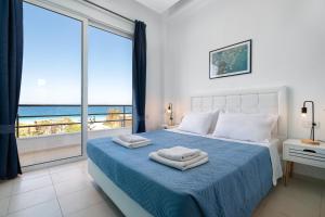 1 dormitorio con 1 cama y vistas al océano en Rhodes Sea Ialysos Apartment, en Ialisos