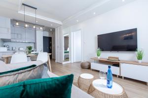 TV a/nebo společenská místnost v ubytování Apartament NATURAL 1 Gardenia Dziwnów z widokiem na morze EPapartamenty