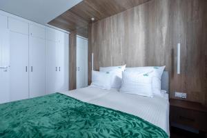 Postel nebo postele na pokoji v ubytování Apartament NATURAL 1 Gardenia Dziwnów z widokiem na morze EPapartamenty