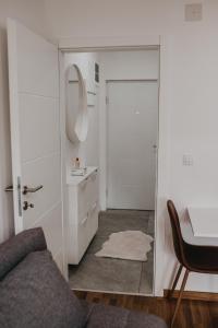 ein Wohnzimmer mit einem Waschbecken und einem Spiegel in der Unterkunft RELAX LUX studio in Jagodina
