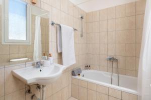 y baño con lavabo y bañera. en Rhodes Sea Ialysos Apartment, en Ialisos