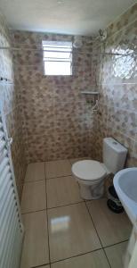 uma casa de banho com um WC e um lavatório em CASA GIRASSOL-Trilha das Flores-SERRA DA CANASTRA em São Roque de Minas