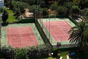 una vista aérea de una pista de tenis en Cosy studio with pool en Puerto de Alcúdia