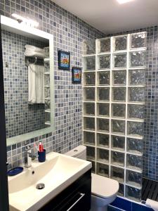 チクラナ・デ・ラ・フロンテーラにあるApartamento La Barrosaのバスルーム(洗面台、トイレ、鏡付)