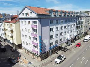 una vista aérea de un edificio en una calle de la ciudad en Hotel Hansa Stuttgart City, en Stuttgart