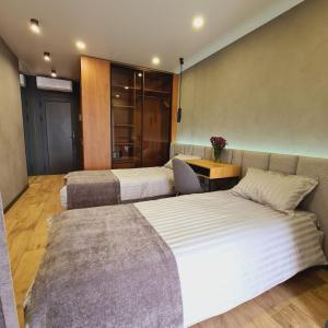 um quarto de hotel com duas camas e uma mesa em PremierAtlant em Dnipro