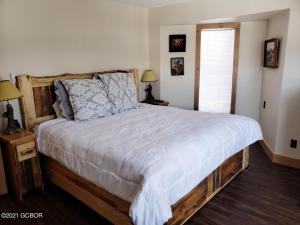 Un dormitorio con una cama grande y una ventana. en Silverado II, en Winter Park 31 fotos más