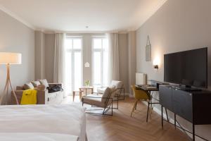 a hotel room with a bed and a television at Vju Hotel Rügen in Göhren