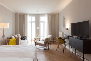 ein Hotelzimmer mit einem Bett und einem TV in der Unterkunft Vju Hotel Rügen in Göhren