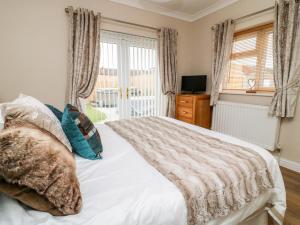 a bedroom with a bed and a window at Cosy Corner in York