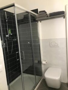 łazienka z prysznicem i toaletą w obiekcie Home Sweet Home w mieście Scandicci