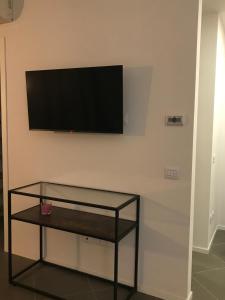 uma sala de estar com uma televisão na parede em Home Sweet Home em Scandicci