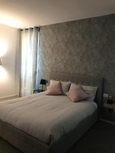 斯坎迪奇的住宿－Home Sweet Home，卧室配有一张带粉红色枕头的大床