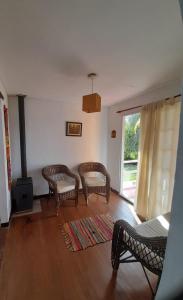 sala de estar con 3 sillas y ventana en Ensueño casa de isla en Tigre