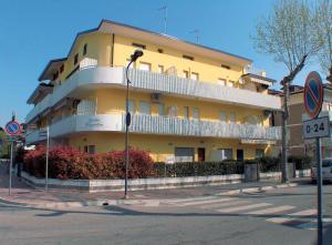 リニャーノ・サッビアドーロにあるApartment in Lignano 21644の通路脇の黄色い建物