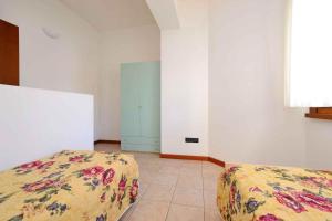 una camera con 2 letti di Apartment in Lignano 21644 a Lignano Sabbiadoro