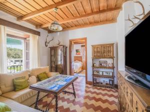 Telewizja i/lub zestaw kina domowego w obiekcie Holiday Home in Aracena with Private Pool