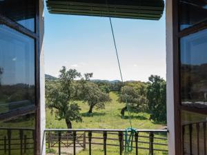 Pokój z oknem z widokiem na pole w obiekcie Holiday Home in Aracena with Private Pool w mieście Aracena +32 zdjęcia