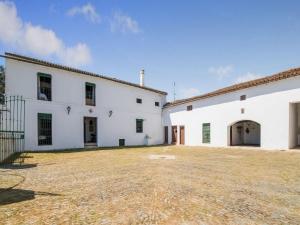 zewnętrzny widok na biały budynek z dziedzińcem w obiekcie Holiday Home in Aracena with Private Pool w mieście Aracena