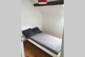 1 dormitorio pequeño con 1 cama en una habitación en Maison de ville dans une citée médiévale, en Gourdon-en-quercy