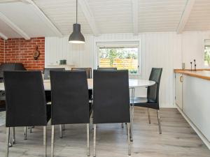 Oksbølにある6 person holiday home in Oksb lのダイニングルーム(テーブル、椅子付)