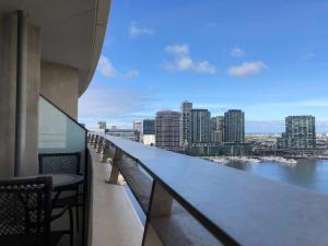 una vista sulla città dal balcone di un edificio di Accent Accommodation@Docklands a Melbourne