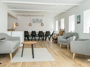 uma sala de estar com cadeiras e uma mesa em Holiday home Rødding em Rødding