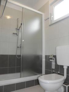 Ένα μπάνιο στο Apartment in Duce with sea view, balcony, air conditioning, Wi-Fi (4166-5)