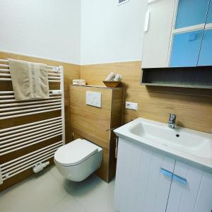 Bilik mandi di Ferienwohnung Kestel ab 2 Nächte +7 gambar
