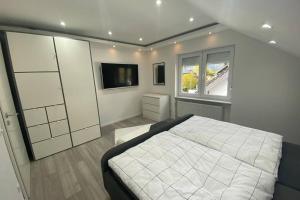 Un pat sau paturi într-o cameră la Ferienwohnung BlackForest