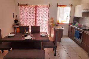 une cuisine avec une table et des chaises ainsi qu'une salle à manger dans l'établissement Casa Familiar en Cluster Privado., à Veracruz