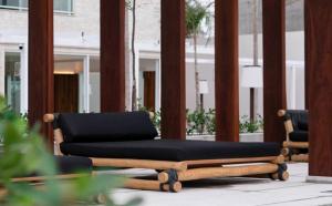 Salinas Exclusive Resort في سالينوبوليس: أريكة سوداء موضوعة فوق الشرفة