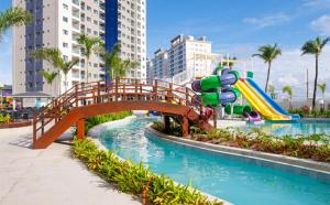 un parco giochi con ponte su uno scivolo acquatico di Salinas Exclusive Resort a Salinópolis