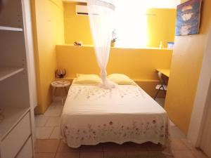 Postel nebo postele na pokoji v ubytování Bel Appartement - proche des plages de Sainte Anne