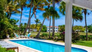 Bazén v ubytování Luxury 3-Bedroom Villa in Punta Cana Resort & Club nebo v jeho okolí