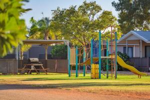 um parque infantil com um escorrega e uma mesa em Ningaloo Caravan and Holiday Resort em Exmouth