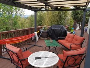 セバービルにあるPrivate Pet Friendly Home Near Exotic Deer Farm Close to Pigeon Forge, Gatlinburg TNのデッキ(椅子、テーブル、ハンモック付)