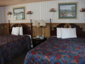 ein Hotelzimmer mit 2 Betten und einem Telefon in der Unterkunft Standish Motel in Standish