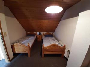 Giường trong phòng chung tại Flut