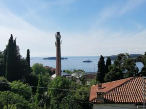 Blick auf eine Fabrik mit einem Boot im Wasser in der Unterkunft Danijela Rovinj sea view and free parking in Rovinj