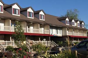 un grand bâtiment avec des voitures garées devant lui dans l'établissement Put-in-Bay Resort & Conference Center, à Put-in-Bay