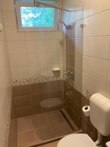 Kúpeľňa v ubytovaní Zamárdi Parti Apartman 1
