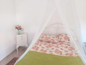 Un pat sau paturi într-o cameră la Serendipity Cottage Palamartsa
