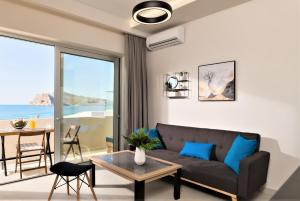 sala de estar con sofá y mesa en Just Creta Sea View apartment, en La Canea