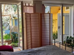 Habitación con cama y puertas correderas de cristal en Boho-Style-Apartment, en Sankt Veit an der Glan