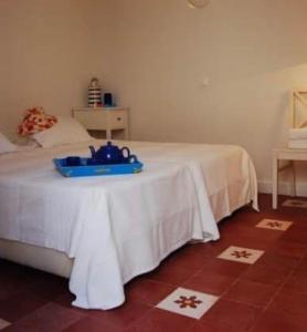 een kamer met een bed met een blauw dienblad bij Casa da Praia in Albufeira