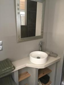 Un baño con un lavabo blanco y un espejo. en La 54 Provence, en LʼIsle-sur-la-Sorgue 38 fotos más